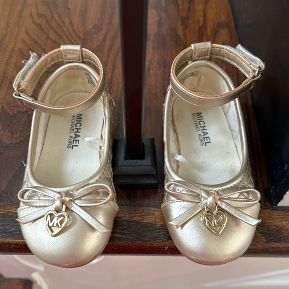 Michael Kors Other - Cute gold shoes sz 6